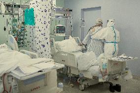 Liberec Hospital, department of anesthesiology and resuscitation for patients with COVID-19 disease, medical staff, protective clothing, suit, healthcare professionals, breathing mask, filter