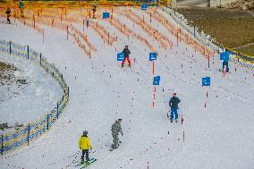 Skiareal Svaty Petr, Spindleruv Mlyn, Czech Republic, skiers, queue