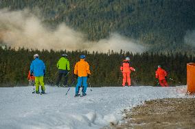 Skiareal Svaty Petr, Spindleruv Mlyn, Czech Republic, skiers, skiing, slope