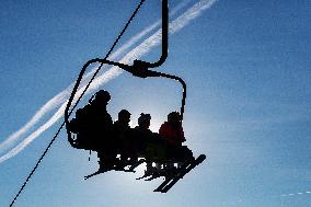 Skiareal Spicak, Czech Republic, Sumava, Bohemian Forest, skiers, chairlift, chemtrail, sky