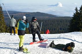 Skiareal Klinovec, Ore Mountains, Czech Republic, snowboarders, temperature inversion