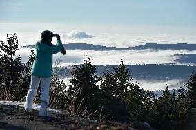 Skiareal Klinovec, Ore Mountains, Czech Republic, skiers, chairlift, temperature inversion