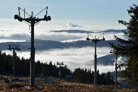 Skiareal Klinovec, Ore Mountains, Czech Republic, skiers, chairlift, temperature inversion