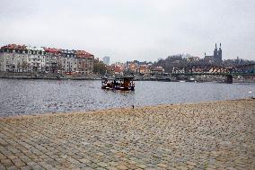 Prague, city, town, building, river, Vltava, ships, ferry Vysehrad, tourists, mask