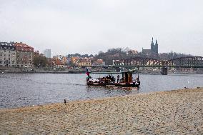 Prague, city, town, building, river, Vltava, ships, ferry Vysehrad, tourists, mask