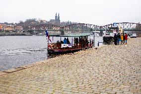 Prague, city, town, building, river, Vltava, ships, ferry Vysehrad, tourists, mask