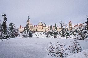 Pruhonice Castle and Park, Podzamecky pond, ice, winter, snow