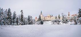 Pruhonice Castle and Park, Podzamecky pond, ice, winter, snow