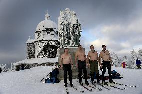 Men, cross country skiers, naked, top, Radhost, ski, funny