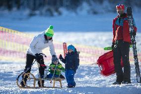 People, children, sun weather, snow, mountain, ski-areal Kobyla, Zadov