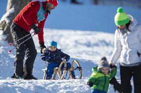 People, children, sun weather, snow, mountain, ski-areal Kobyla, Zadov