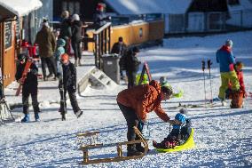 People, children, sun weather, snow, mountain, ski-areal Kobyla, Zadov