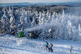 People, skiers, sun weather, snow, mountain, ski-areal Svaty Petr, Spindleruv Mlyn