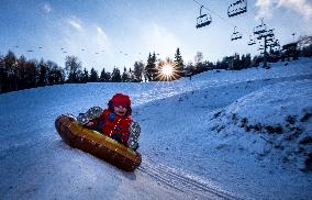 Kliny, Ore Mountains, winter, snow, weather, people, child