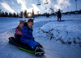 Kliny, Ore Mountains, winter, snow, weather, people, children