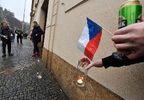 Light chain created in Prague in protest against anti-COVID rules