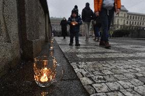 Light chain created in Prague in protest against anti-COVID rules