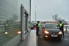 Dolni Dvoriste border crossing, border control