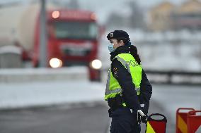 Dolni Dvoriste border crossing, border control