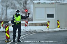 Dolni Dvoriste border crossing, border control