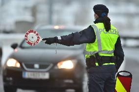 Dolni Dvoriste border crossing, border control