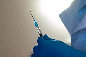 Vaccination against coronavirus, Czech Republic, syringe