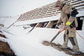 handicraft, building, reconstruction, winter, snow