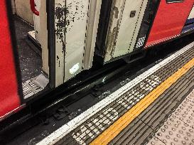 sign, Mind The Gap, underground, metro, platform