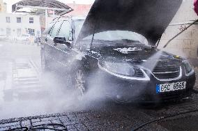 Manual car wash engine with pressure water, washing car, cleaning vehicle engine, Saab