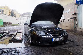 Manual car wash engine with pressure water, washing car, cleaning vehicle engine, Saab