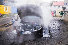 Manual car wash engine with pressure water, washing car, cleaning vehicle engine, Saab