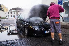 Manual car wash engine with pressure water, washing car, cleaning vehicle engine, Saab