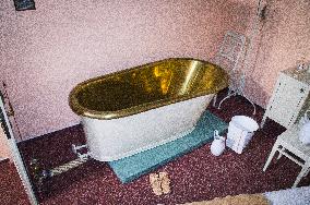 he original golden tub from the spa's Jurkovic House