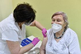 Vaccination of people aged over 80 against coronavirus
