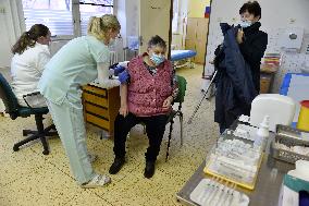 Vaccination of people aged over 80 against coronavirus