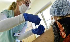 Vaccination of people aged over 80 against coronavirus