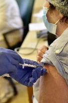 Vaccination of people aged over 80 against coronavirus