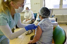 Vaccination of people aged over 80 against coronavirus