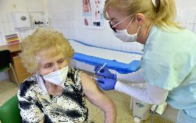 Vaccination of people aged over 80 against coronavirus