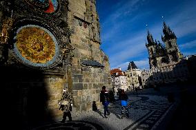 Old Town Square, people, woman, face masks, mask, coronavirus, COVID-19, Prague astronomical clock