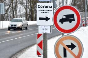 sign for mandatory coronavirus tests in Folmava-Furth im Wald border crossing