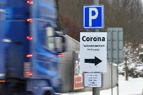 sign for mandatory coronavirus tests in Folmava-Furth im Wald border crossing