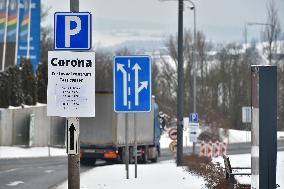 sign for mandatory coronavirus tests in Folmava-Furth im Wald border crossing