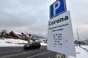 sign for mandatory coronavirus tests in Folmava-Furth im Wald border crossing