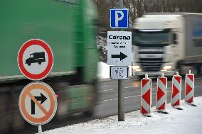 sign for mandatory coronavirus tests in Folmava-Furth im Wald border crossing