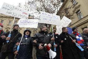 Some 50 protesting against anti-COVID rules outside Government Office