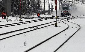 snow, weather, winter, railway station, Lysa nad Labem