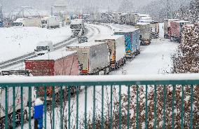 highway D8, trucks, long queue, weather, snow, winter