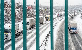 highway D8, trucks, long queue, weather, snow, winter