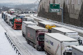 highway D8, trucks, long queue, weather, snow, winter